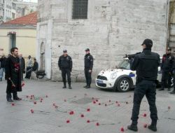 'Canlı Bomba' Bu Kez Polise Gül Attı!