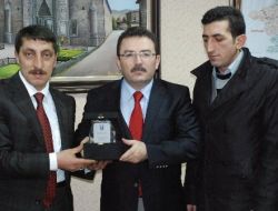 Mahallebaşı Esnafı, Altınok'a Plaket Verdi