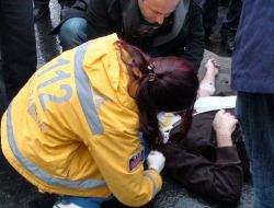 Yaralıya Yoldan Gecen Doktorlar Müdahale Etti