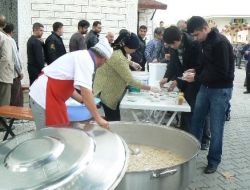 Side Belediyesi 5 Bin Kase Aşure Dağıttı