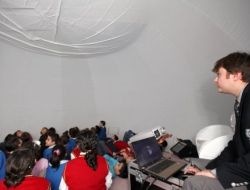 Öğrenciler Gezegenevinde Uzayı Öğreniyor