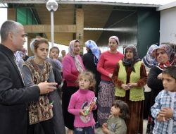 Başkan Sözen Depremzede Çocuklara Diş Macunu Ve Fırça Dağıttı