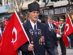 Soğuk Havaya Rağmen Konyalılar Cumhuriyet Coşkusuna Ortak Oldu