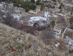 Otomobil Mezarlığa Uçtu: Anne Ve Kızı Yaralandı