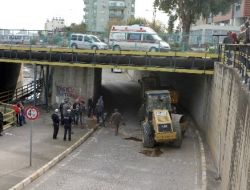 Alt Geçide İş Makinası Çarptı, Sürücüler Çileden Çıktı