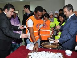 Şefkat Mağazası 42 Ülkeden Gelen Öğrencilere Aşure Dağıttı