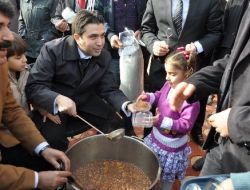 Kaymakam Ve Başkan Aşure Dağıttı