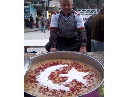 Türk Bayraklı Aşure Dikkat Çekti