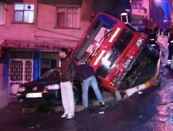 Devrilen İtfaiye Aracını İtfaiye Ekipleri Kurtardı