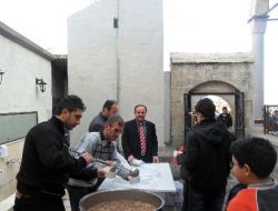 Ortahisar Camilerinde Aşure Dağıtıldı