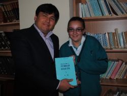 Bir Yılda 60 Kitap Okuyan İngiliz Öğrenci Kitap Seti İle Ödüllendirildi