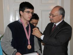 Manisa Valisi Daşöz, Özel Şehzade Öğrencilerini Ödüllendirdi