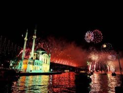 İstanbul Boğazı'nda Görkemli  Cumhuriyet Kutlaması