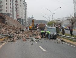 İstinat Duvarı Çöktü, Araç Sürücüsü Canını Zor Kurtardı