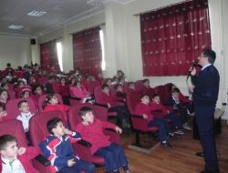 Polisten Minik Öğrencilere Trafik Dersi