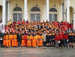 İzmir Valiliği Van Depreminde Görev Alan Personele Plaket Verdi