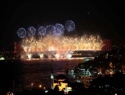 İstanbullular, Boğaz'daki 'cumhuriyet' Kutlamalarını İlgiyle Takip Etti