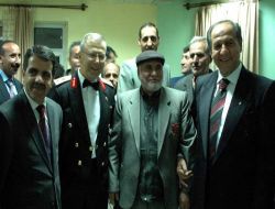 Kore Gazisi Garnizon Komutanına Bastonunu Hediye Etmek İstedi