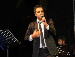 Vanlılar Cumhuriyet Şöleni'nde Ellerindeki Türk Bayraklarıyla Berdan Mardini'nin Seslendirdiği Kürtçe Şarkılarıyla Eğlendi