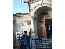 Fransa’ya Karşı Yaşlı Kadından Tek Kişilik Anlamlı Protesto