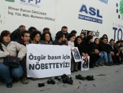 Bir Grup Gazeteci Operasyonları Protesto Etti