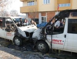 Patnosta İki Minibüs Kundaklandı