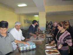 Adanalılar Depremzedelerle Buluşup Dertlerini Paylaşıyor