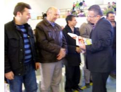 Öğrenci Velilerine Kitap Okumayı Sevdirmek İçin Kitap Dağıtıldı