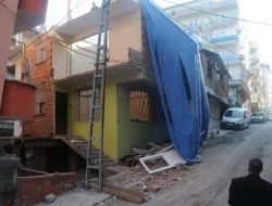 Mahalle Sakinlerini Korkutan Ağır Hasarlı Bina Yıkılıyor