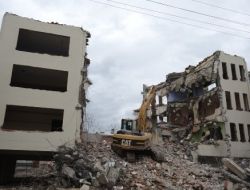 Belediye, Depreme Dayanıksız Binayı Yıktı, Yerine Park Yapacak