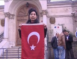 Fransa'yı Protesto Eden Ev Kadınından Ders Gibi Açıklama