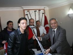 Mesut Özil'e Devrek Bastonu Hediye