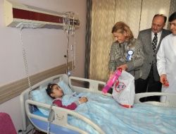 Sosyal Hizmetler Vakfı'ndan Tedavi Gören Çocuklara Moral Ziyareti