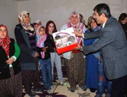 Kadirli Belediyesi Halka Ücretsiz Kur'an Dağıtıyor