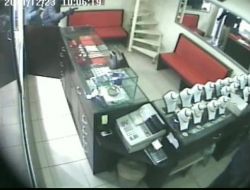 Silahlı Ve Maskeli Kişiler Gündüz Vakti Kuyumcu Soymak İstedi