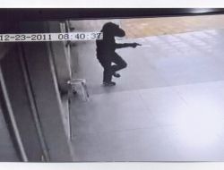 Silahlı Ve Maskeli Soyguncular Gündüz Vakti Kuyumcu Soymak İstedi