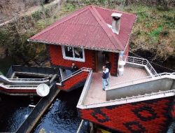 Dere Kenarındaki Kayanın Üzerine 2 Katlı Lokanta İle Alabalık Tesisi Yaptı