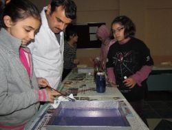 Öğrenciler Hafta Sonlarında Ebru Sanatını Öğreniyor