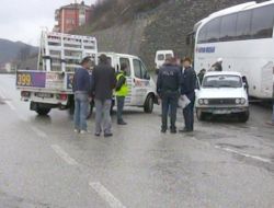 Otomobille Kamyonet Çarpıştı: 2 Yaralı