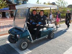 Side Sahil Yolu'nda Yürüme Güçlüğü Çeken Turistler Golf Arabası İle Taşınıyor