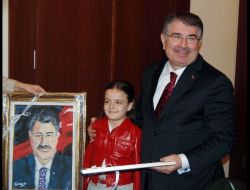 Ayaklarıyla Yaptığı Resmi Bakan Şahin'e Hediye Etti