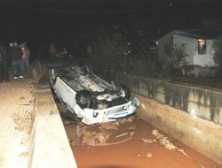 Direksiyon Hakimiyetini Kaybeden Sürücü Su Kanalına Uçtu