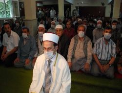 Cuma Namazına Gidenlere Domuz Gribine Karşı Maske Dağıtıldı