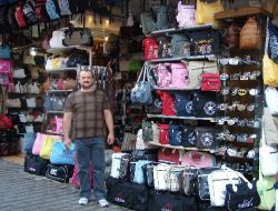 20 Kelime Türkçe Öğrenen Turiste 100 Tl'lik Deri Çanta Hediye Ediyor