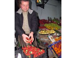 Kış Ortasında Kilosu 10 Liradan Çilek Yok Satıyor