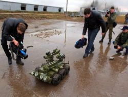 Rusya'da Ateş Eden Silahlı Robotlar Sergilendi