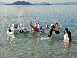 Yabancılar Noel’de Denize Girme Geleneklerini Bu Yıl Da Sürdürdü