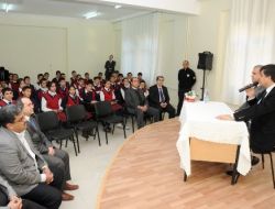 Öğrencilerin İsteklerini Kıramayan Başkan Okula Akıllı Tahta Aldı