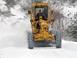 Gümüşhane'de Kardan Kapanan Köy Yolları Açıldı