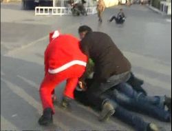 'Noel Baba' Kılığındaki Polislerden Magandalara Gözdağı
